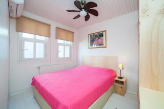 Newly-renovated apartment 3-BR, LR, 2 AC - 1