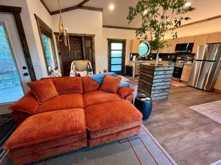 Tranquil Hideaway - Romantic Spa Retreat with Hot Tub and Sauna - 1