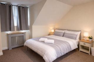 Sleeps8-FamilyFriendly-FreeParking-30MinToHeathrow - 1