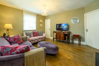 Charming 2-Bed Townhouse with Parking, Near Centre - Pass the Keys - 0