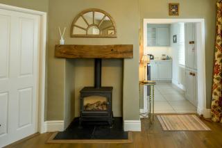 Charming 2-Bed Townhouse with Parking, Near Centre - Pass the Keys - 4