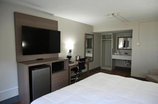 Whalers Inn and Suites - 2