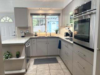 Steps to Canada line and Near YVR Spacious Entire house with Flexible 4-5BR Setup based on Guest count - 2