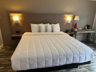 Whalers Inn and Suites - 8