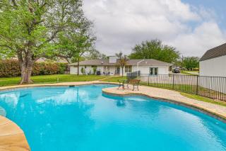 Private Yard and Outdoor Pool Spacious Prosper Home - 0
