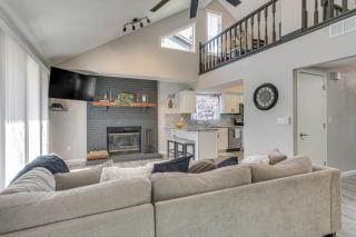 Renovated Townhome with Garage, 12 Mi to St Louis - 0