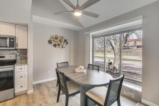 Renovated Townhome with Garage, 12 Mi to St Louis - 8