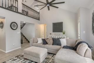 Renovated Townhome with Garage, 12 Mi to St Louis - 5