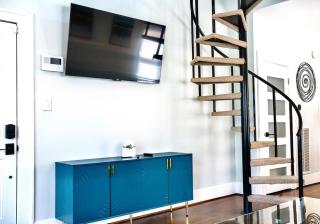 Montrose Getaway Condo Free Wine & Balcony - 2