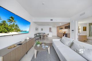 43rd-Floor Skyline Suite - Epic Views, Pool - Gym - 9