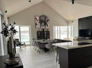 Luxury lakefront Villa 15 min drive to downtown - 3