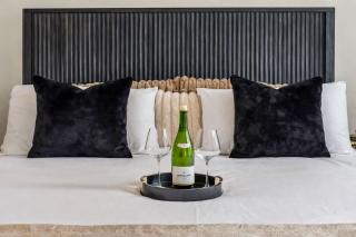Modern Montrose Retreat With King Bed Pool Table - 8