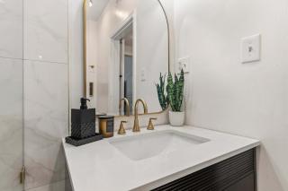 Modern Montrose Retreat With King Bed Pool Table - 3