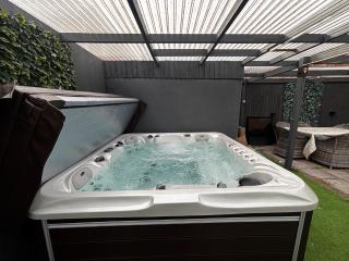 Semi Detached City Retreat - Jacuzzi - Pool Table - Driveway Parking - 4