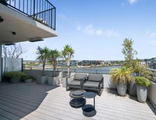 Penthouse Luxury, Lake Views, Perfect Location - 5