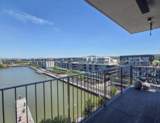 Penthouse Luxury, Lake Views, Perfect Location - 6