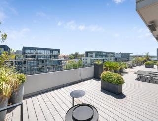 Penthouse Luxury, Lake Views, Perfect Location - 7