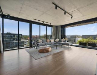 Penthouse Luxury, Lake Views, Perfect Location - 8