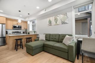 Luxury NW Townhome Near Airport Sleeps 4 - Parking - 0