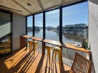 Waterfront Stay · Dining + Work Ready (Parking) - 9