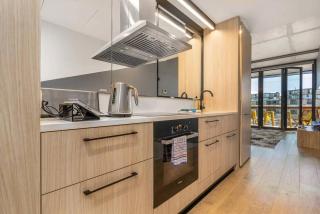 Waterfront Stay · Dining + Work Ready (Parking) - 5