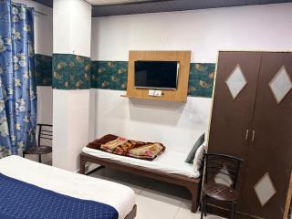 Hotel K G Palace 5 mins from NDLS Railway Station - 7