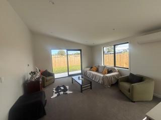 Brand New Modern Home Quiet Waikato Escape - 9