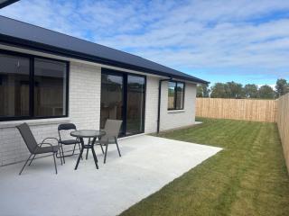 Brand New Modern Home Quiet Waikato Escape - 6