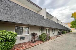 Econo Lodge Motel Village - 8