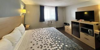 Econo Lodge Motel Village - 3