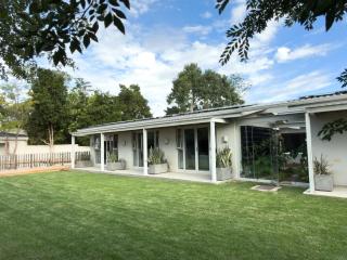 Large and spacious family home is leafy suburb - 7