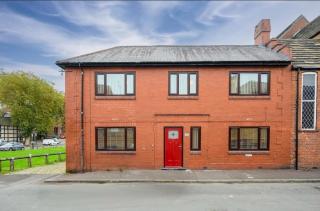 2 BR Home in Manchester - 4