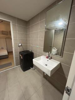 12 Comfortable Unit Near MRT with Link Bridge - 2