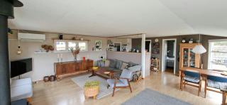 Cozy Yellow Holiday Home With Sea View - 1