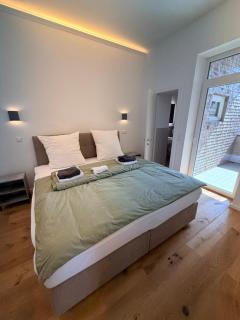 Ausblick Apartments I modern, zentral, zum Wohlfühlen I 5 Min zu Fuß zu Therme, Kurpark & Natur I WLAN, Parkplatz inklusive I kontaktloser Check-in - 9