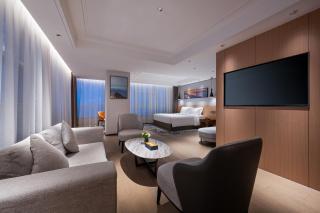 Madison Hotel Qingdao Central May Fourth Square - 1