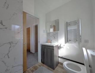 Comfortable 5 Bedroom House with Private Parking - 3