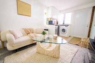 Stylish 1BR Apartment Near Heathrow With FREE PARKING! - 9