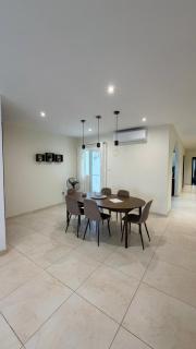 A cosy maisonette steps away from St Thomas Bay - 1