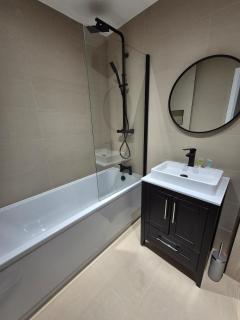 #24 Lux 2x Apartments- Sleeps 8 - Near StarCity - Perfect for Contractors and Families - Free Parking - 9