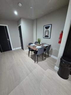 #24 Lux 2x Apartments- Sleeps 8 - Near StarCity - Perfect for Contractors and Families - Free Parking - 6