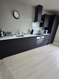 #24 Lux 2x Apartments- Sleeps 8 - Near StarCity - Perfect for Contractors and Families - Free Parking - 5