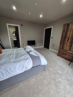 #24 Lux 2x Apartments- Sleeps 8 - Near StarCity - Perfect for Contractors and Families - Free Parking - 4