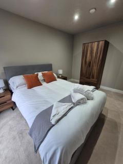 #24 Lux 2x Apartments- Sleeps 8 - Near StarCity - Perfect for Contractors and Families - Free Parking - 3