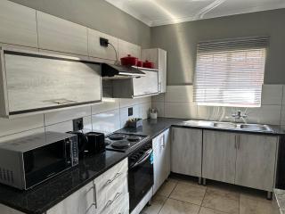 Waterfall Deluxe - Rustenburg - 6