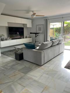 House with pool, private garden and parking - 9