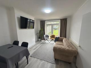 Spacious 3-Bd South Norwood Retreat, Free Parking - 9