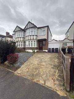 Spacious 3-Bd South Norwood Retreat, Free Parking - 3