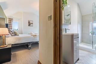 #64 The Farmhouse - Hot Tub and Sauna - Sleeps 12 - Perfect for Contractors and Families - Free Parking - 7
