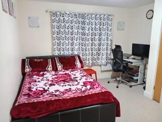 2 Bedrooms Flat in Surrey - 2